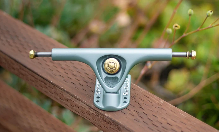 Paris V3 Reverse Kingpin 180mm 50° Crystal Blue trucks